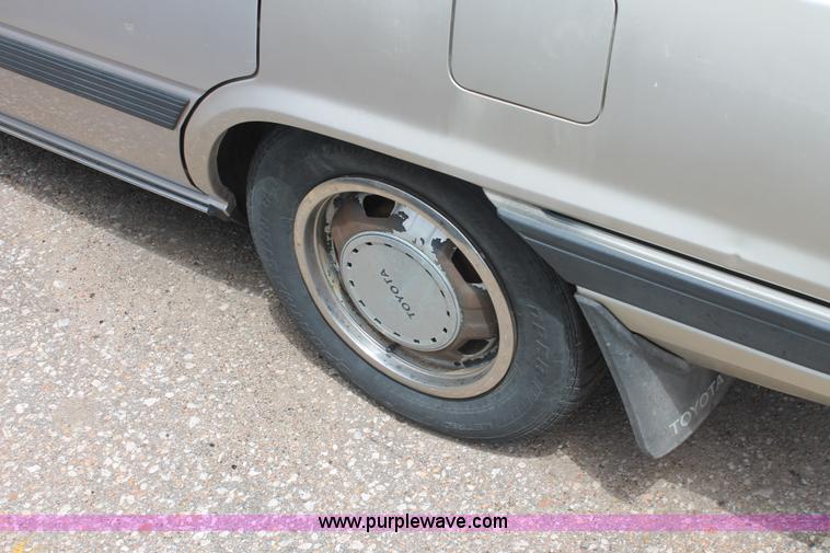 image for item H3572 1985 Toyota Camry LE