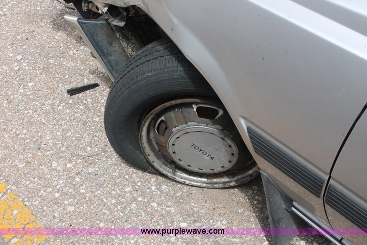 image for item H3572 1985 Toyota Camry LE