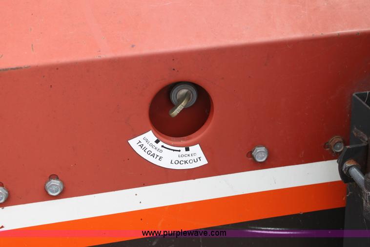 image for item AE9233 Hesston 560 round baler