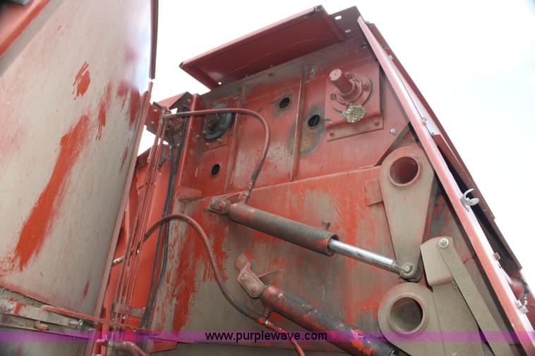 image for item AE9233 Hesston 560 round baler