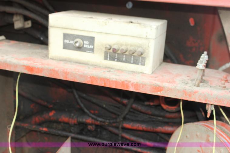 image for item AE9233 Hesston 560 round baler