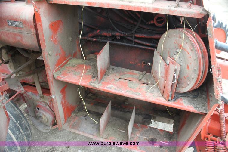 image for item AE9233 Hesston 560 round baler