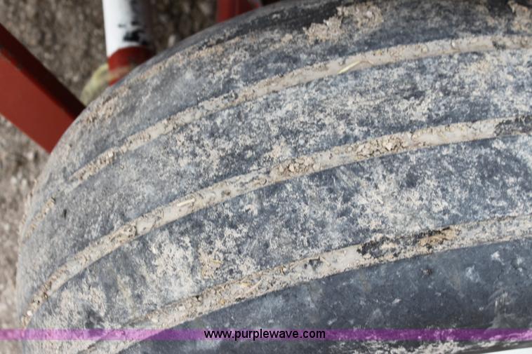 image for item AE9233 Hesston 560 round baler