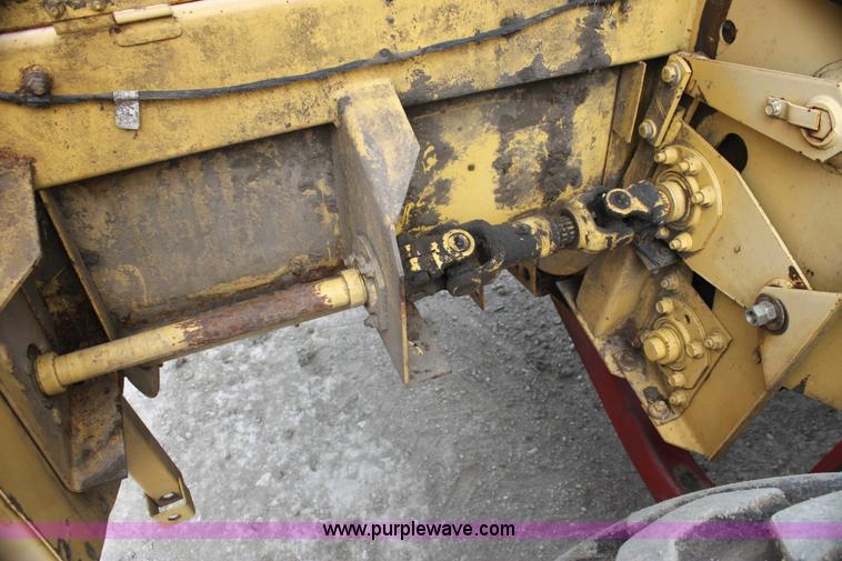 image for item AE9234 1997 New Holland 2450 self-propelled swather