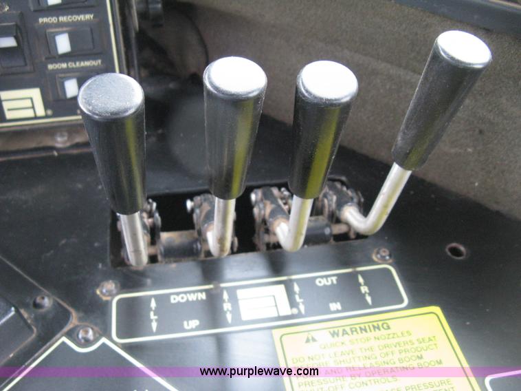 image for item D8298 1995 Ag-Chem TerraGator 1844 sprayer