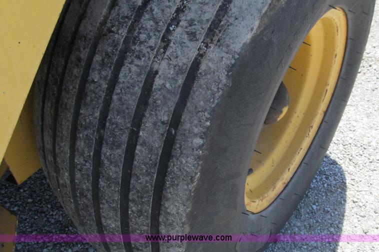 image for item E3940 1993 Vermeer 605K round baler