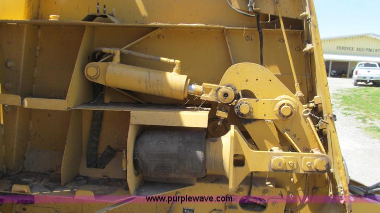 image for item E3940 1993 Vermeer 605K round baler