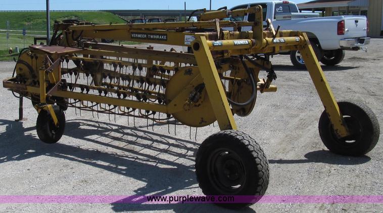 image for item E3944 Vermeer R21A twin rake