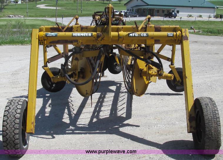 image for item E3944 Vermeer R21A twin rake