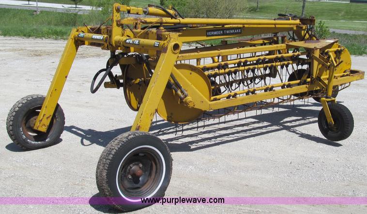 image for item E3944 Vermeer R21A twin rake