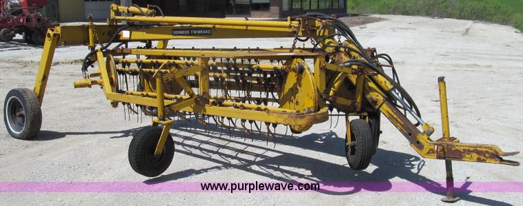 image for item E3944 Vermeer R21A twin rake