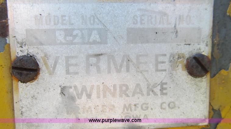 image for item E3944 Vermeer R21A twin rake