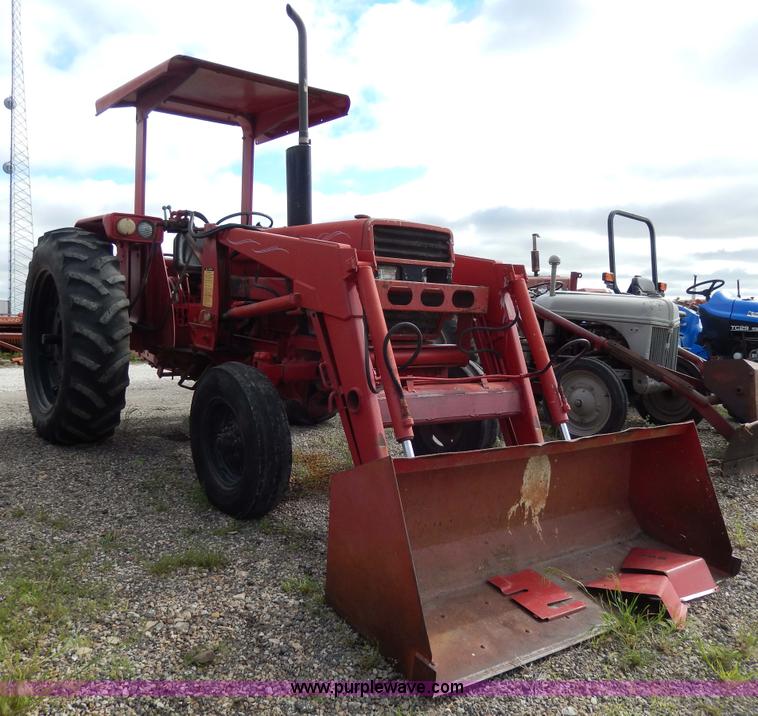 image for item G5277 1989 International 685 tractor