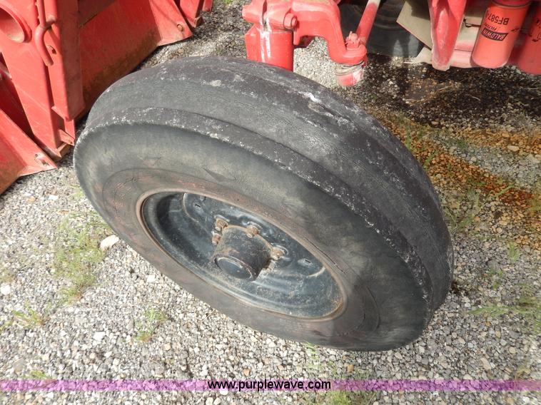 image for item G5277 1989 International 685 tractor