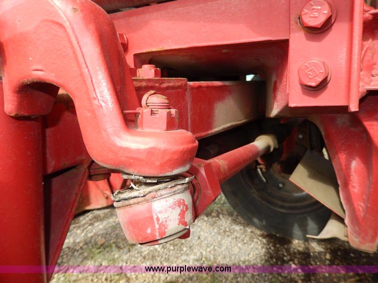 image for item G5277 1989 International 685 tractor