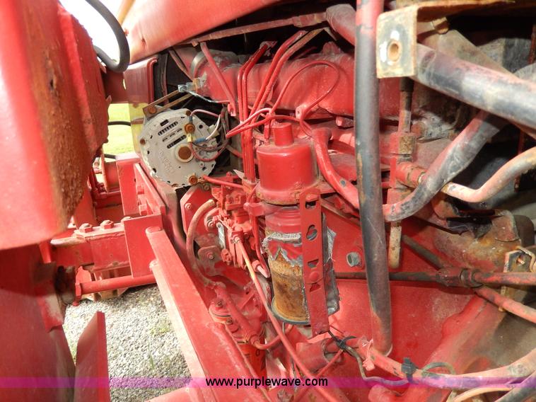 image for item G5277 1989 International 685 tractor