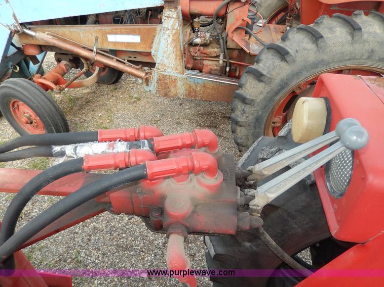 image for item G5277 1989 International 685 tractor