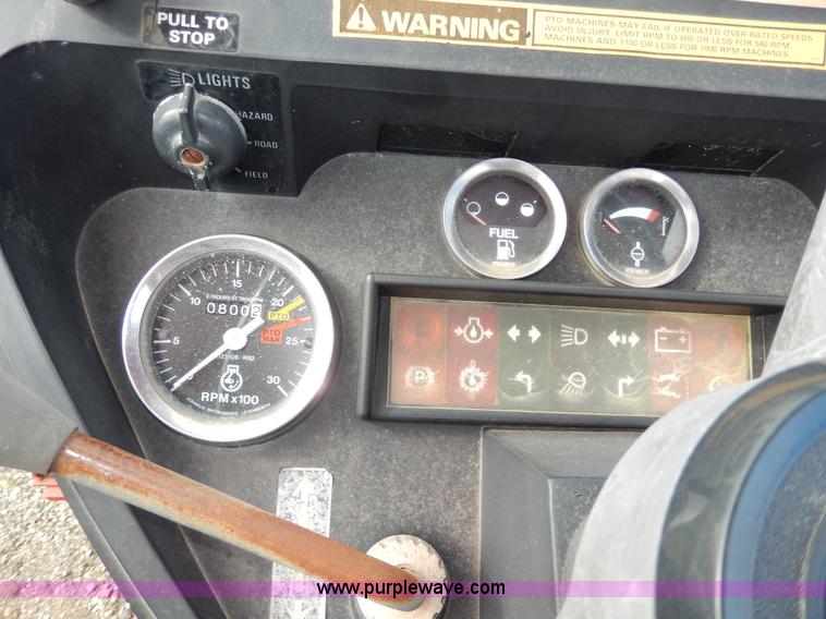 image for item G5277 1989 International 685 tractor