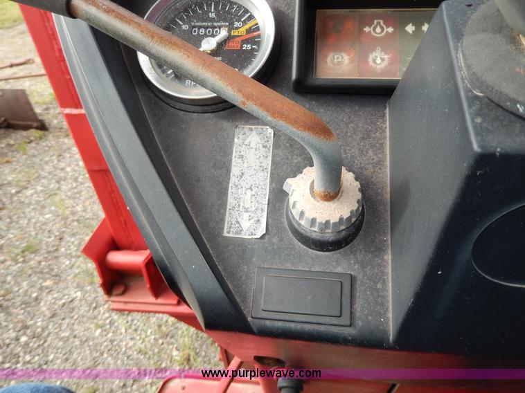 image for item G5277 1989 International 685 tractor