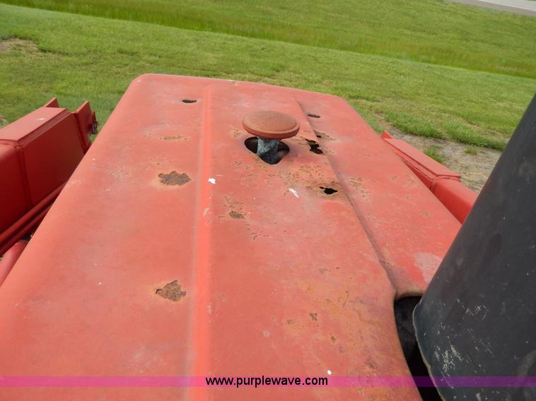 image for item G5277 1989 International 685 tractor