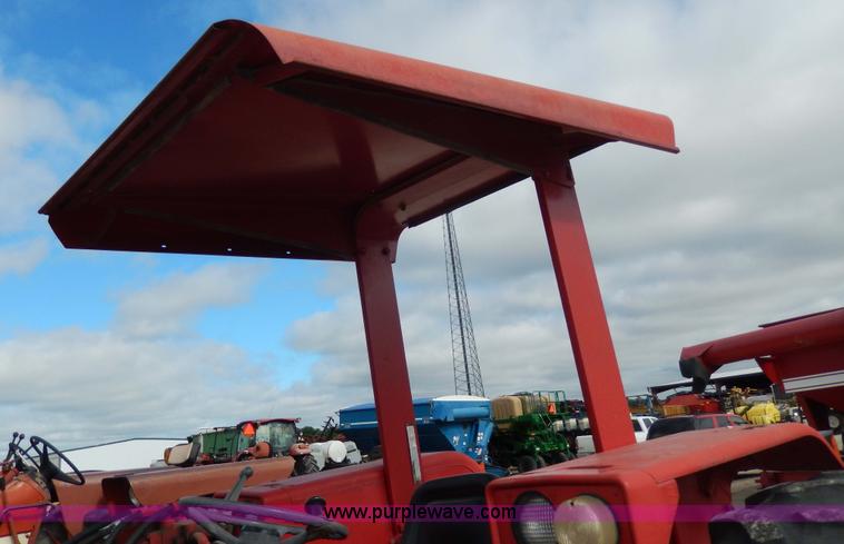 image for item G5277 1989 International 685 tractor