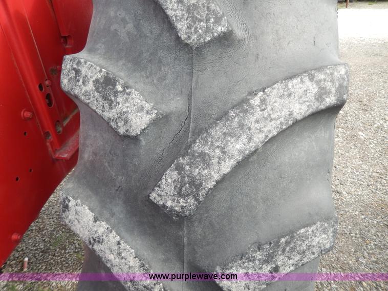 image for item G5277 1989 International 685 tractor