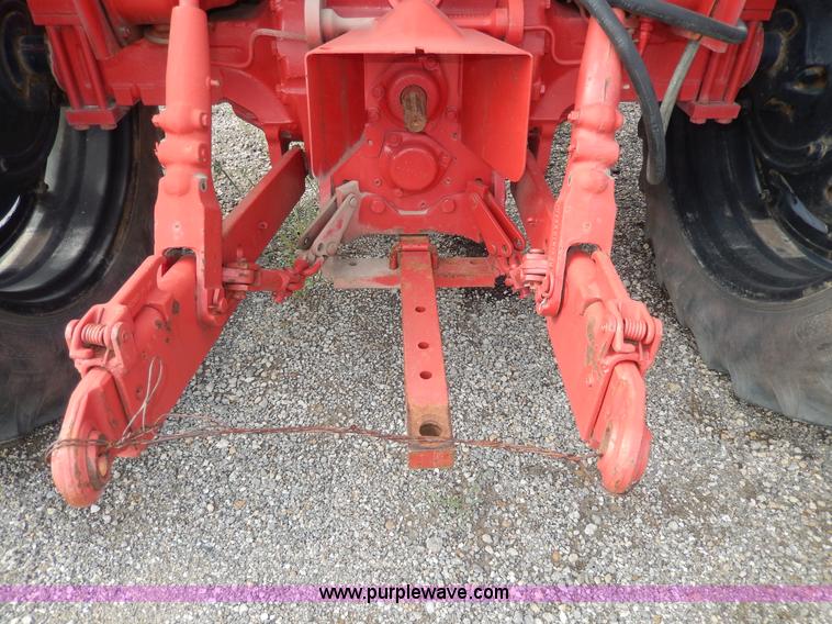 image for item G5277 1989 International 685 tractor