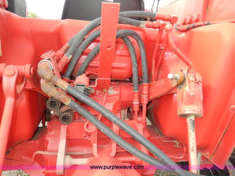 image for item G5277 1989 International 685 tractor