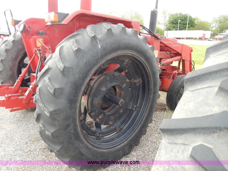image for item G5277 1989 International 685 tractor