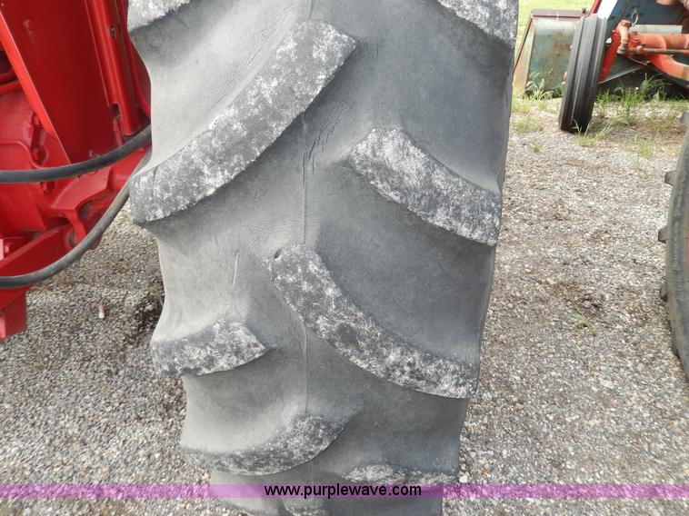 image for item G5277 1989 International 685 tractor