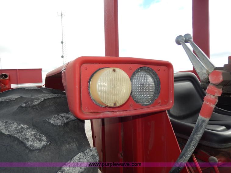 image for item G5277 1989 International 685 tractor