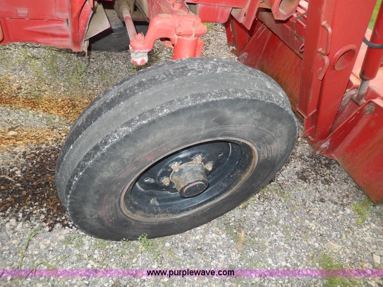 image for item G5277 1989 International 685 tractor