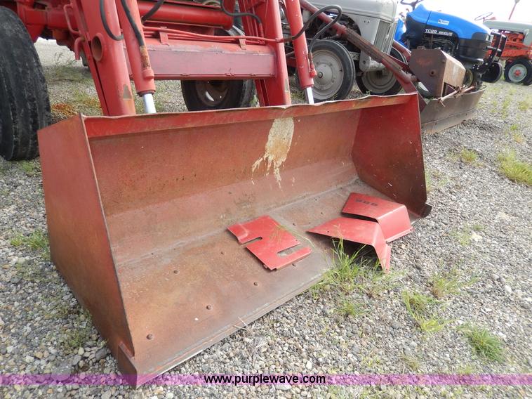 image for item G5277 1989 International 685 tractor