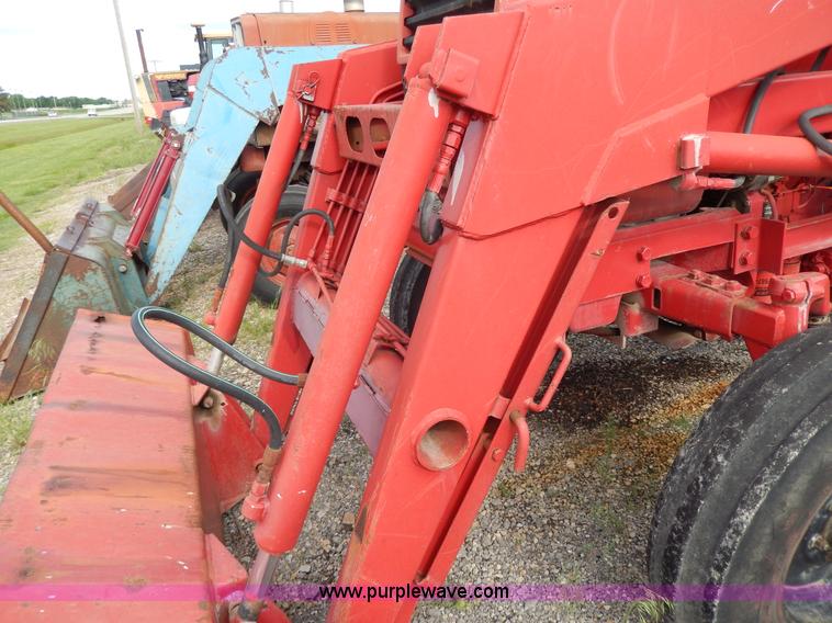 image for item G5277 1989 International 685 tractor