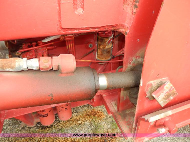 image for item G5277 1989 International 685 tractor