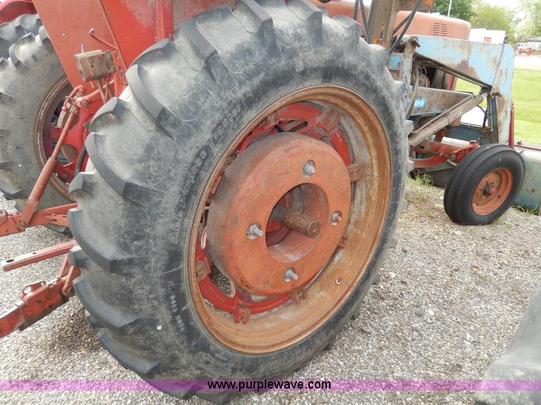 image for item G5278 1973 International 666 tractor