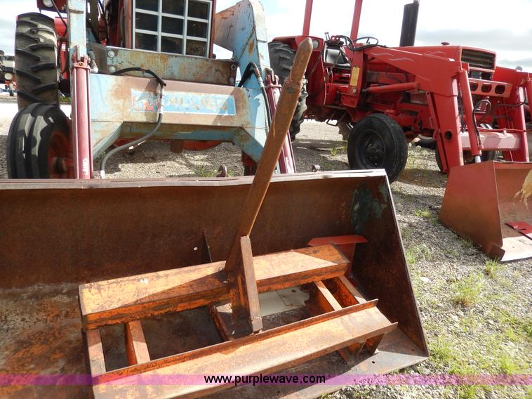 image for item G5278 1973 International 666 tractor