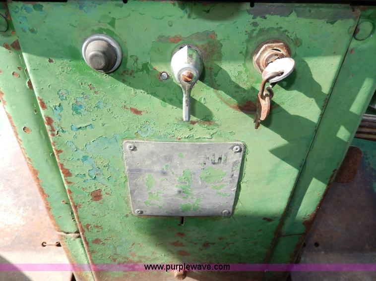 image for item G5281 1967 John Deere 3020 tractor