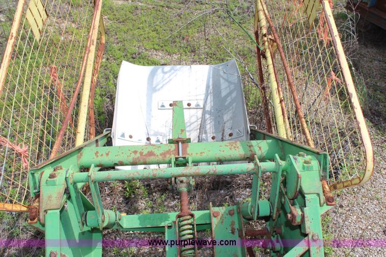 image for item G5288 John Deere square bale ejector