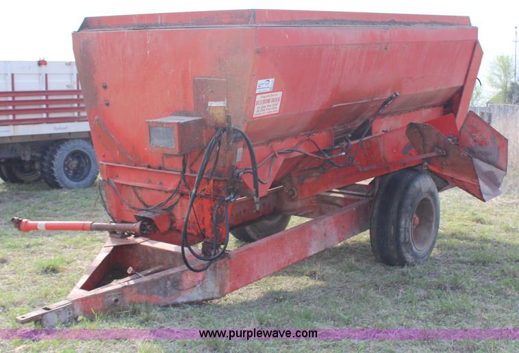 Oswalt 330 mixer wagon with scales in Kirwin, KS Item G5482 sold