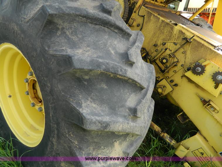 image for item G7862 1980 New Holland TR75 combine