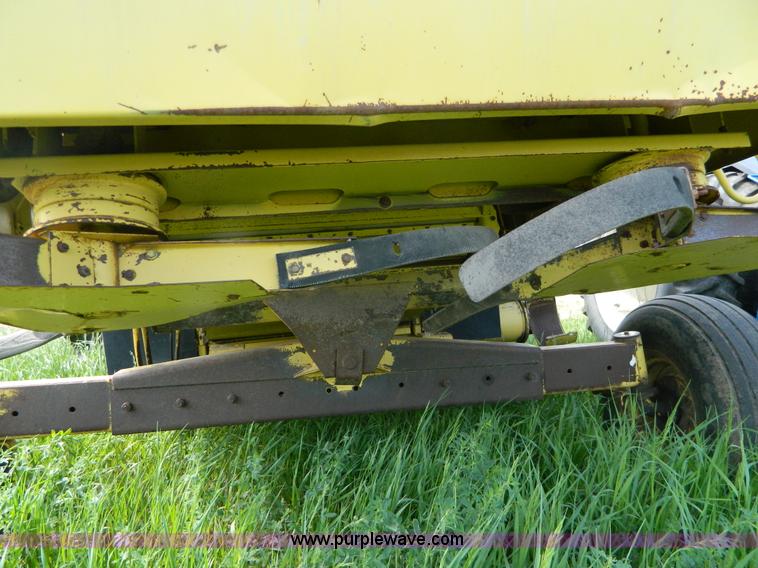 image for item G7862 1980 New Holland TR75 combine