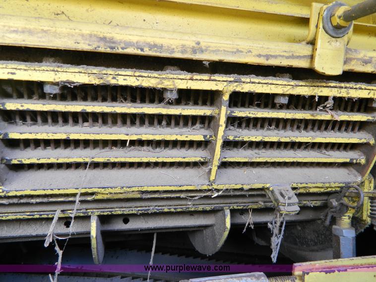 image for item G7862 1980 New Holland TR75 combine