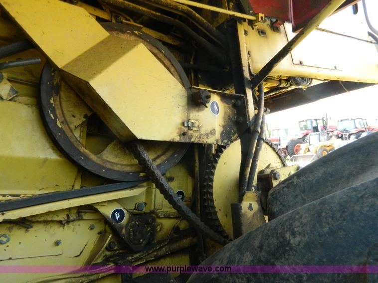 image for item G7862 1980 New Holland TR75 combine