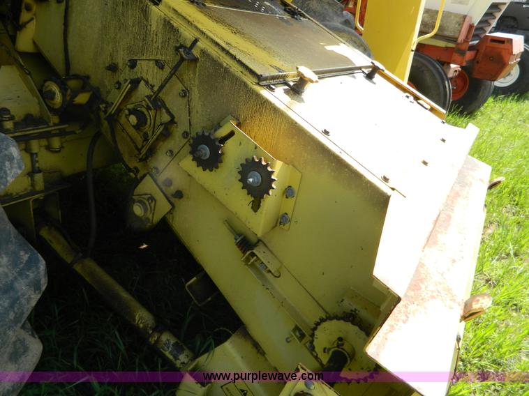 image for item G7862 1980 New Holland TR75 combine