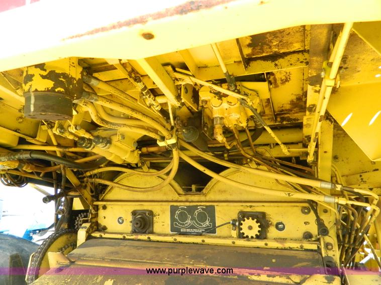 image for item G7862 1980 New Holland TR75 combine