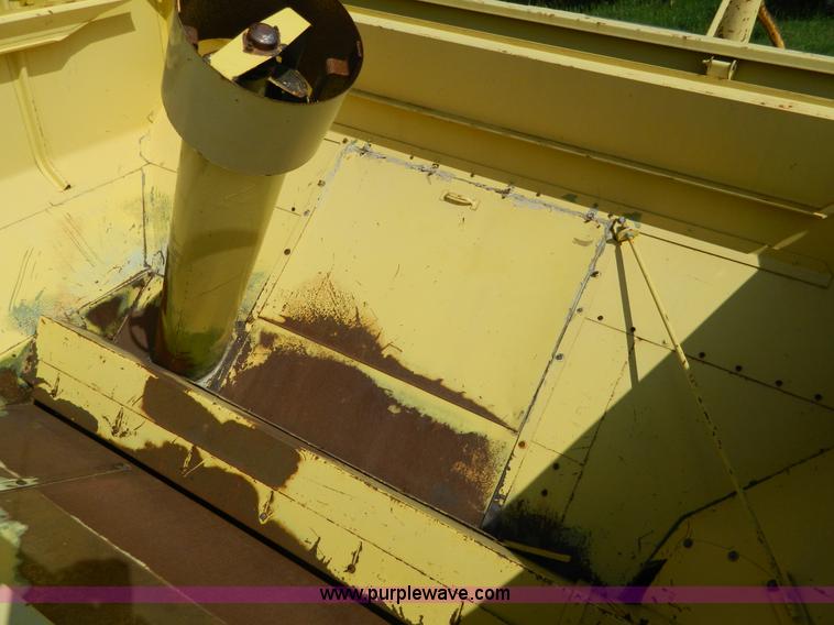 image for item G7862 1980 New Holland TR75 combine