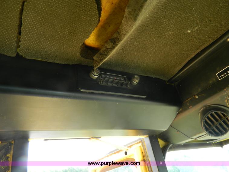 image for item G7862 1980 New Holland TR75 combine