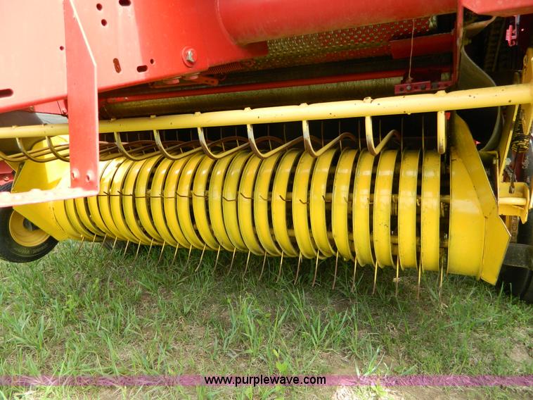 image for item G7864 New Holland 664 round baler