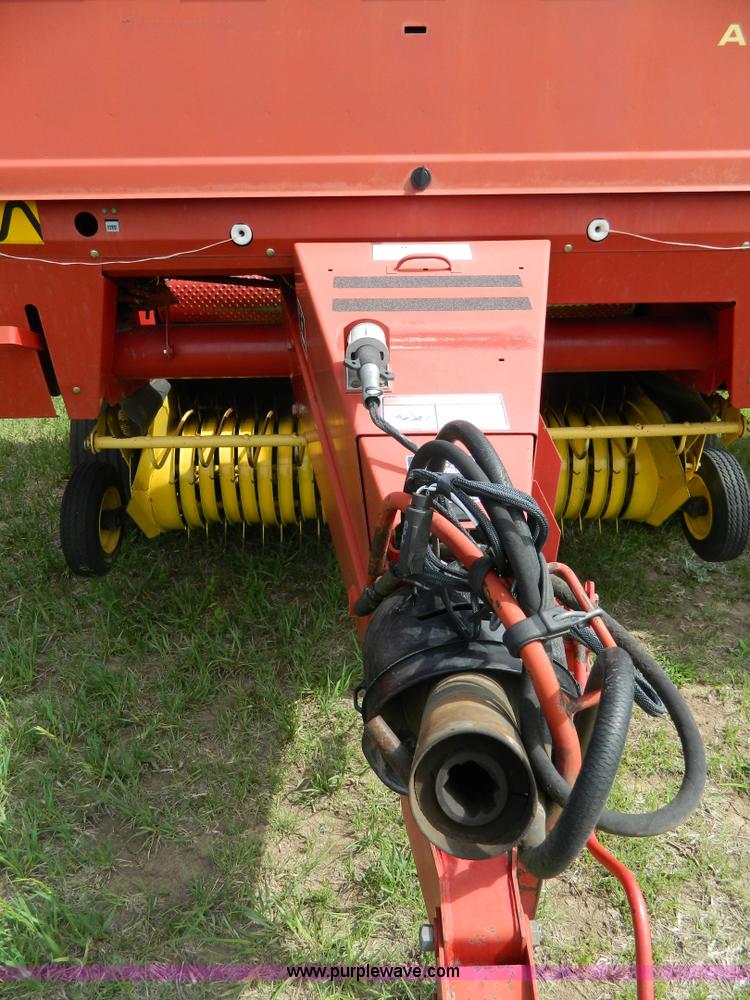 image for item G7864 New Holland 664 round baler